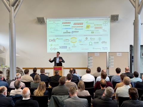 Vortrag mit den Logos der unterstützenden Unternehmen